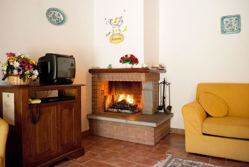1-apartment-two-rooms-fireplace-romantic-torgiano-country-house-umbria-perugia-italy